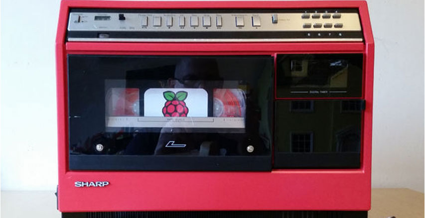 Un vieux lecteur VHS portable détourné par une Raspberry Pi