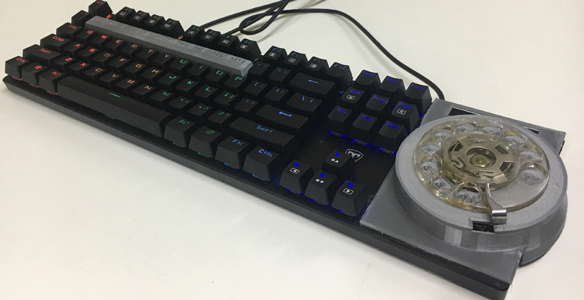Un clavier avec cadran rotatif au lieu d'un pavé numérique